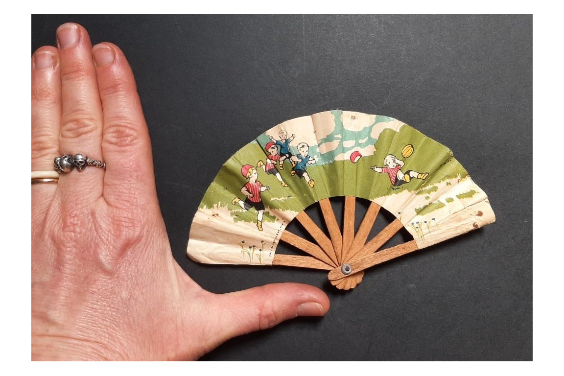 Les poussins au football, éventail d'enfant vers 1900-1930