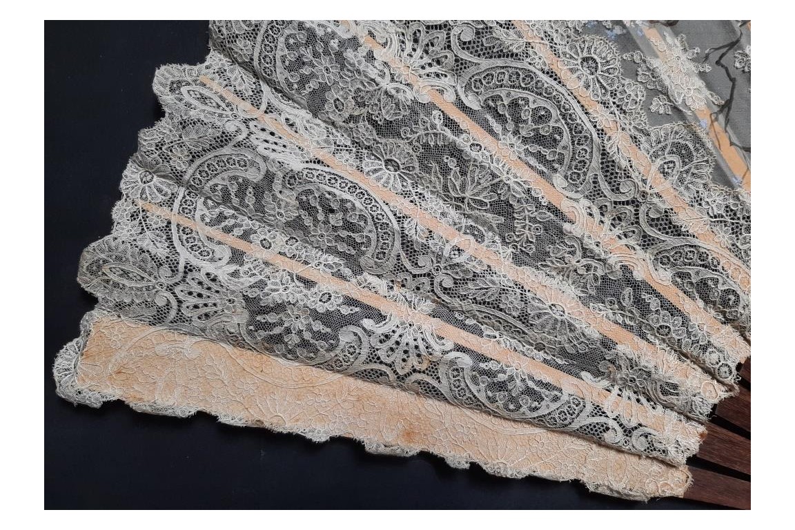He loves me, he loves me not... Fan circa 1890