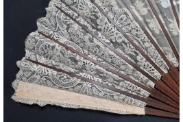 He loves me, he loves me not... Fan circa 1890