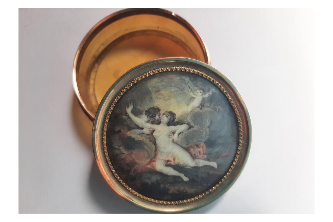 Jupiter taking Io in a cloud,  erotic snuffbox 18th century
