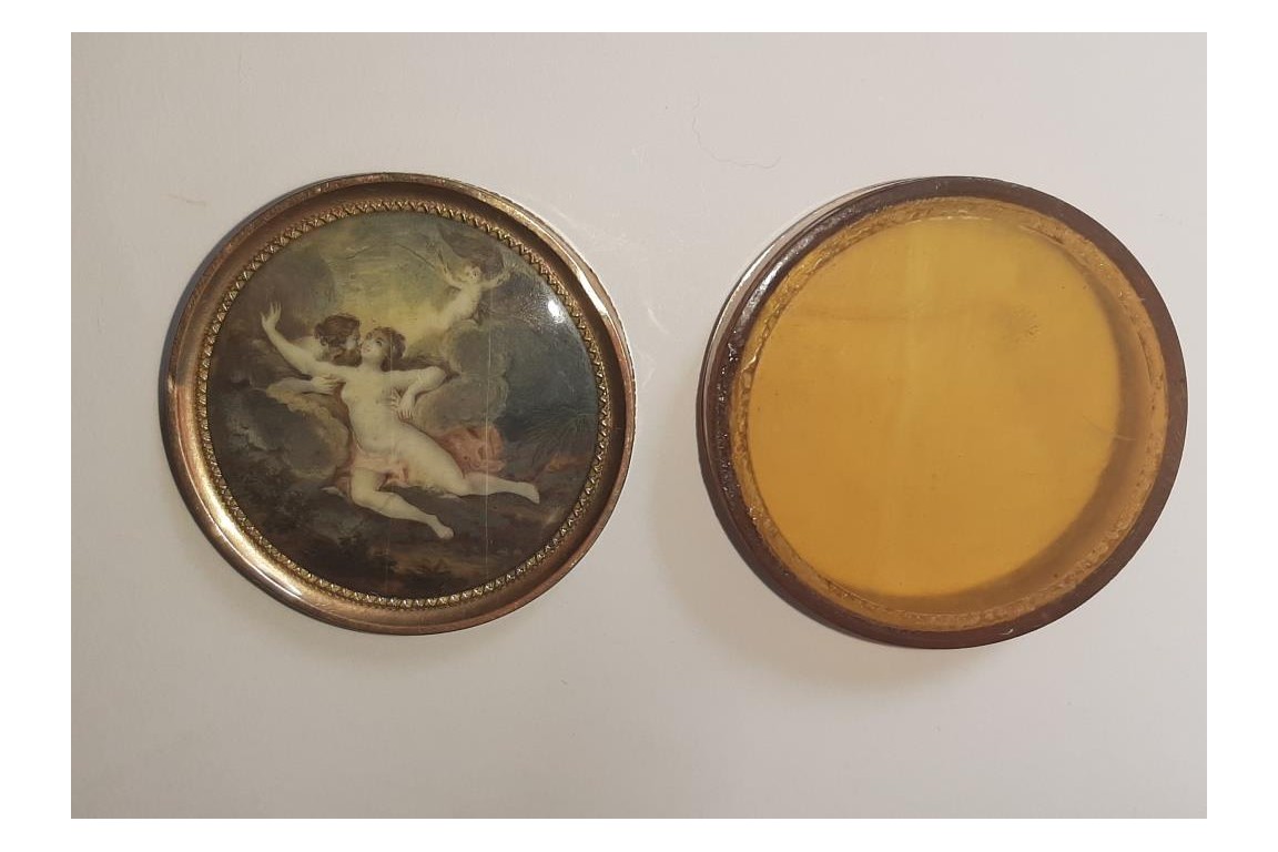 Jupiter taking Io in a cloud,  erotic snuffbox 18th century