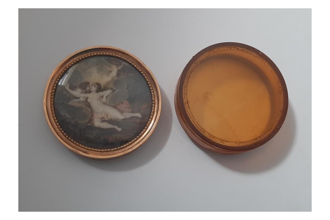 Jupiter taking Io in a cloud,  erotic snuffbox 18th century