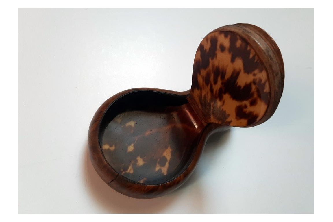 See, smell, taste. Snuffbox lorgnette, late 18th/early 19th century