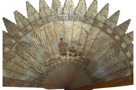 Chinoiserie de corne et d'or, éventail vers 1820--30