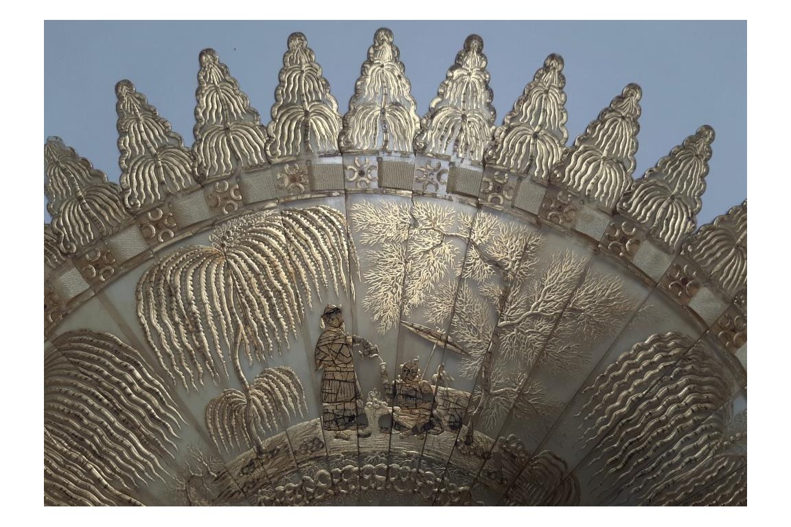 Chinoiserie de corne et d'or, éventail vers 1820--30 Chinoiserie de corne et d'or, éventail vers 1820--30