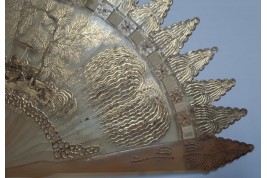 Chinoiserie de corne et d'or, éventail vers 1820--30