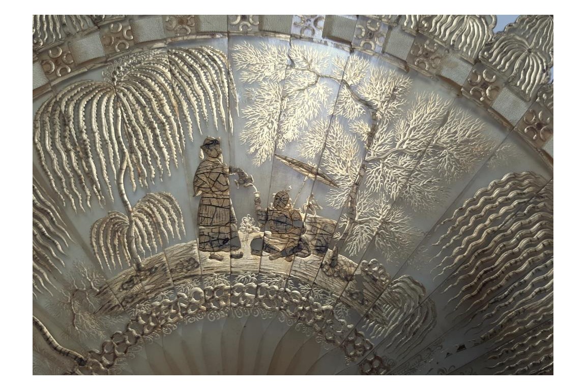Chinoiserie de corne et d'or, éventail vers 1820--30 Chinoiserie de corne et d'or, éventail vers 1820--30
