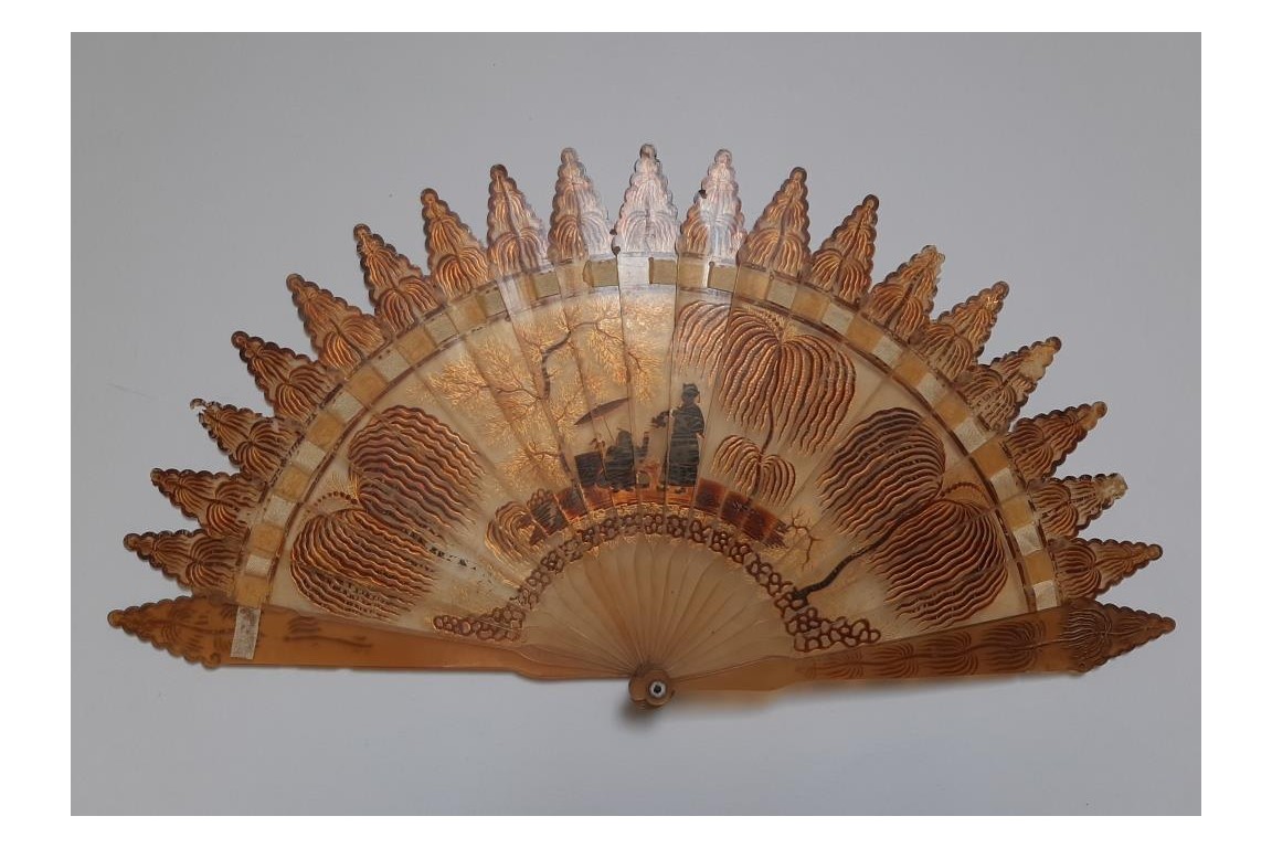 Horn and gold chinoiserie, fan circa 1820--30