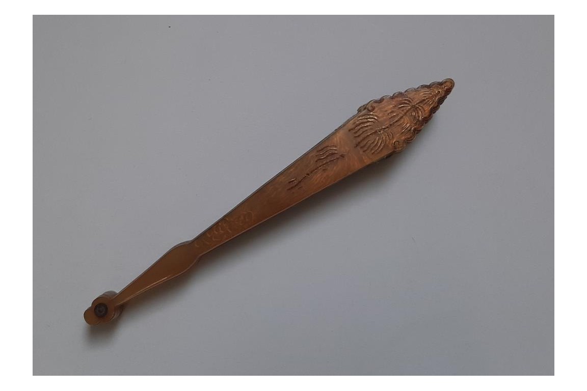 Chinoiserie de corne et d'or, éventail vers 1820--30 Chinoiserie de corne et d'or, éventail vers 1820--30