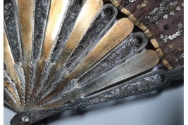 Prune, argent et vermeil. Éventail début XIXème siècle