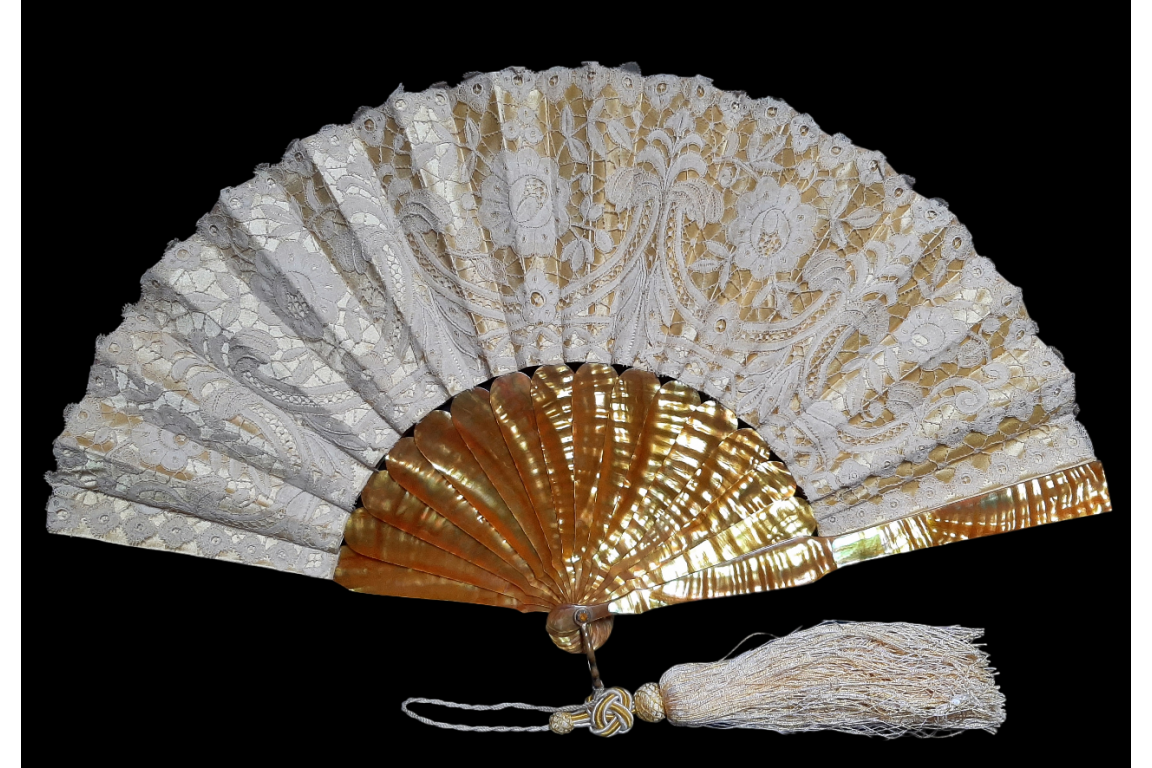 Jaune. Éventail vers 1900