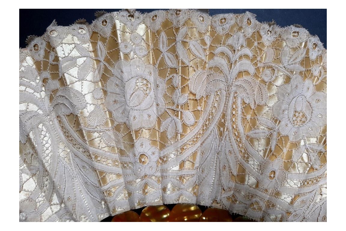 Jaune. Éventail vers 1900