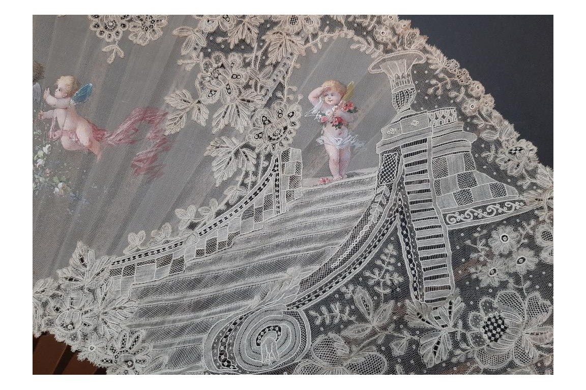 Sedan chair by Rodigue. Lace fan, circa 1890-95