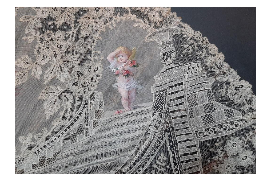 Sedan chair by Rodigue. Lace fan, circa 1890-95
