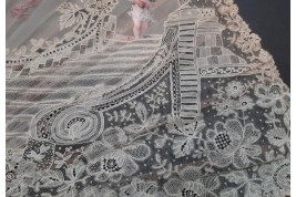 Sedan chair by Rodigue. Lace fan, circa 1890-95