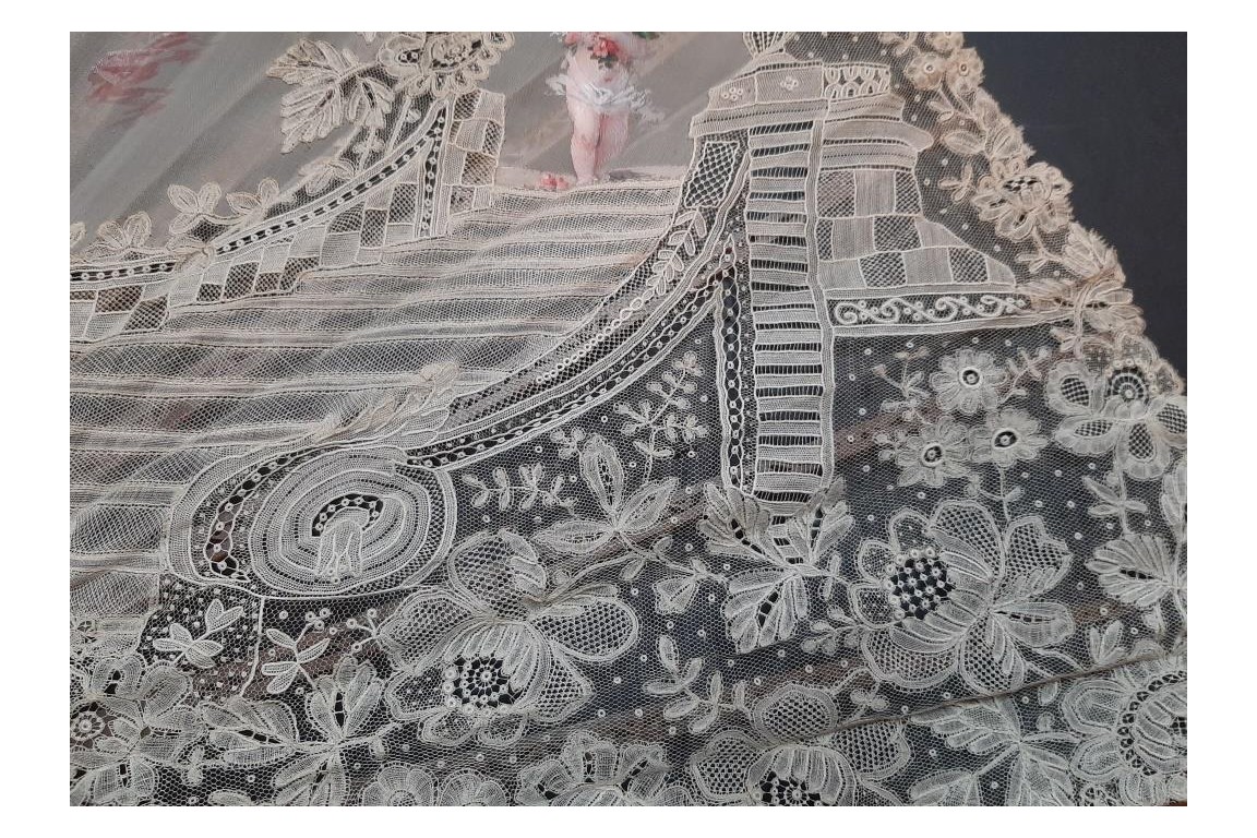 Sedan chair by Rodigue. Lace fan, circa 1890-95