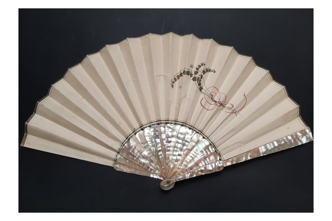 Mandolin player, Art Nouveau fan