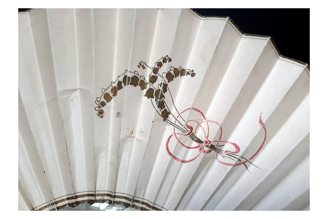 Mandolin player, Art Nouveau fan