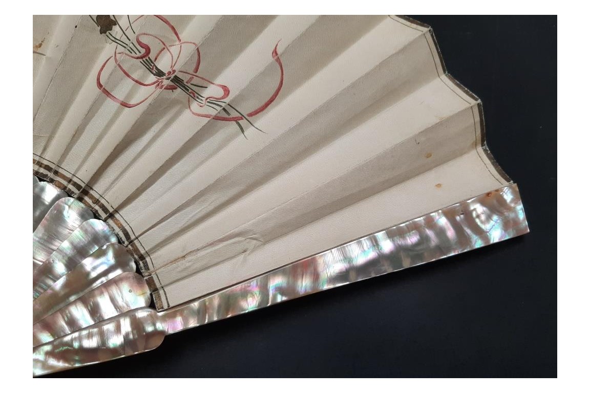 Mandolin player, Art Nouveau fan