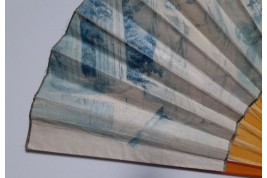 Loïe Fuller dansant dans un jardin bleu, éventail de 1909