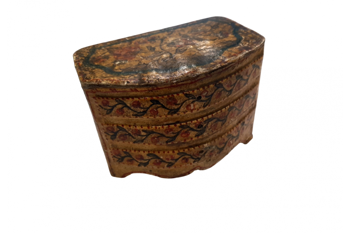 Small chest of drawers. 18th century box. Italy ?