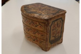 Small chest of drawers. 18th century box. Italy ?