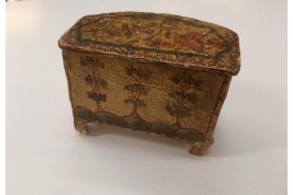 Small chest of drawers. 18th century box. Italy ?
