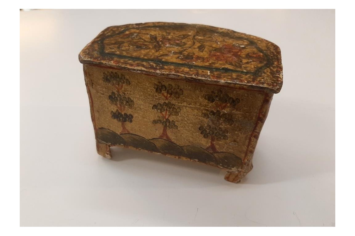 Small chest of drawers. 18th century box. Italy ?