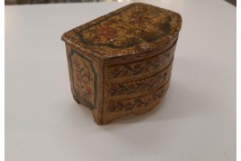 Small chest of drawers. 18th century box. Italy ?