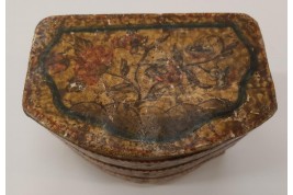 Small chest of drawers. 18th century box. Italy ?