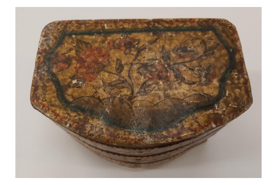 Small chest of drawers. 18th century box. Italy ?