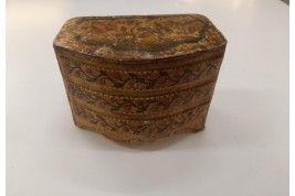 Small chest of drawers. 18th century box. Italy ?