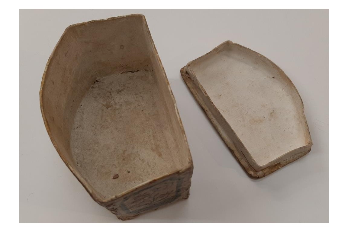 Small chest of drawers. 18th century box. Italy ?