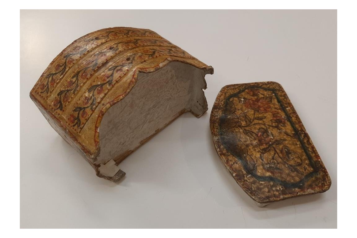 Small chest of drawers. 18th century box. Italy ?