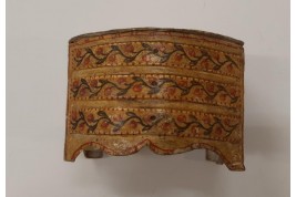 Small chest of drawers. 18th century box. Italy ?