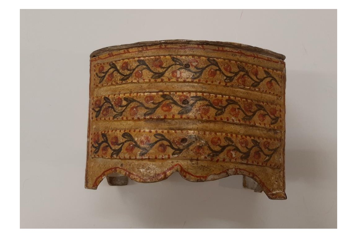 Small chest of drawers. 18th century box. Italy ?