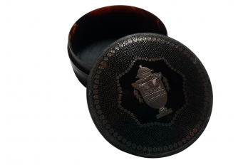 The urns, late 18th century snuffbox