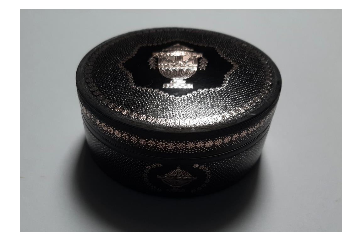 The urns, late 18th century snuffbox
