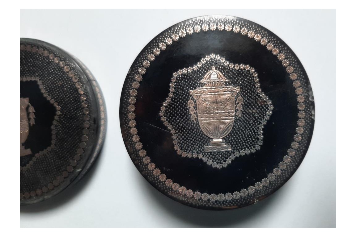 The urns, late 18th century snuffbox