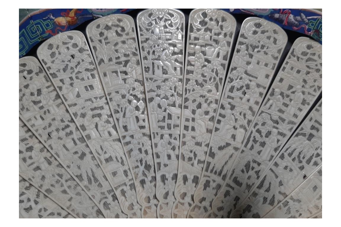 Le Château d’Eau de Canton et la pagode Whampoa, éventail XIXème siècle