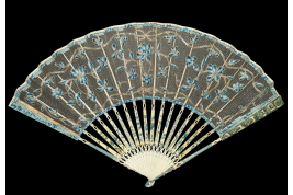 Fleurs bleues, éventail en catgut vers 1760