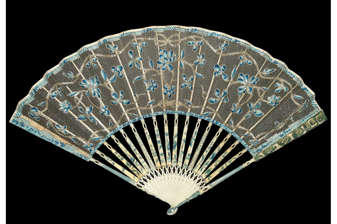 Fleurs bleues, éventail en catgut vers 1760