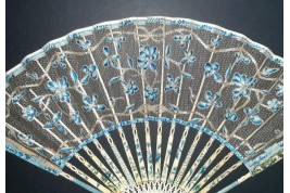 Fleurs bleues, éventail en catgut vers 1760