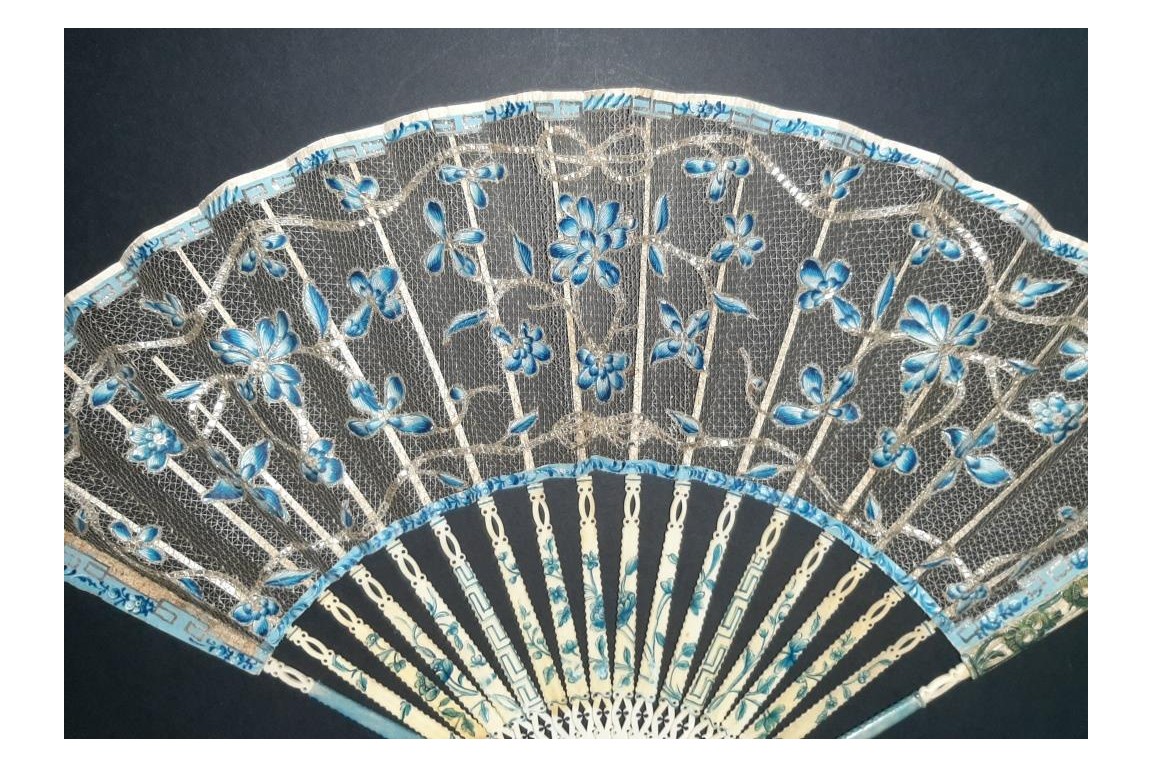 Fleurs bleues, éventail en catgut vers 1760