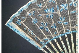 Fleurs bleues, éventail en catgut vers 1760