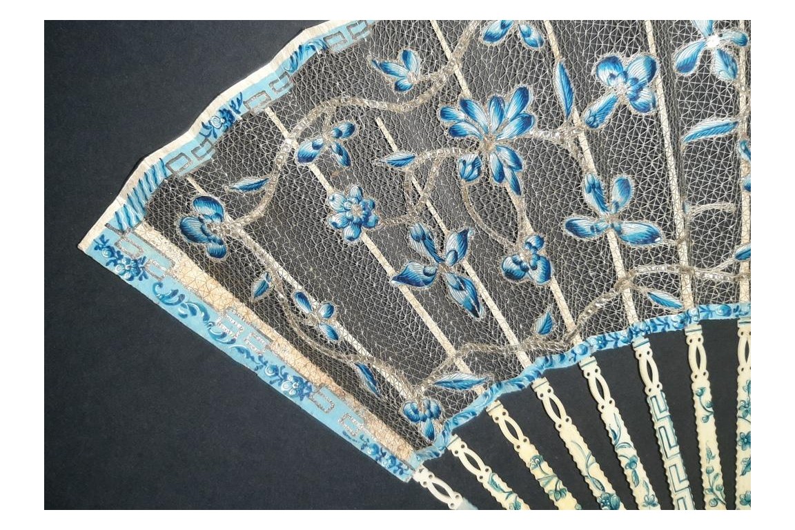 Fleurs bleues, éventail en catgut vers 1760