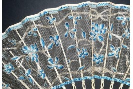 Fleurs bleues, éventail en catgut vers 1760