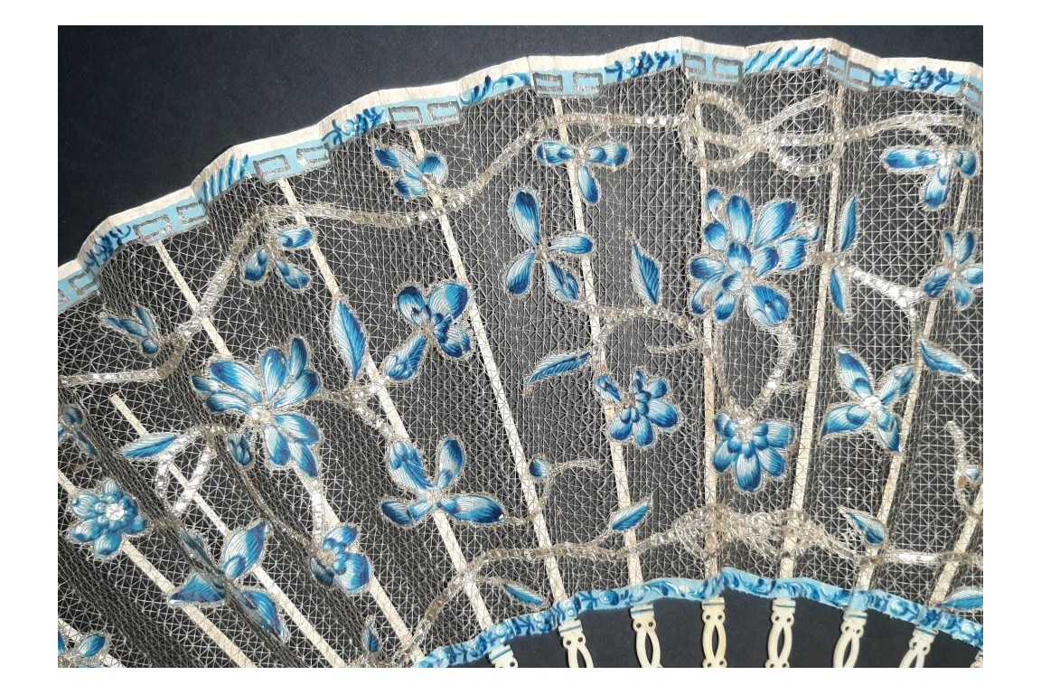 Fleurs bleues, éventail en catgut vers 1760