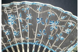 Fleurs bleues, éventail en catgut vers 1760
