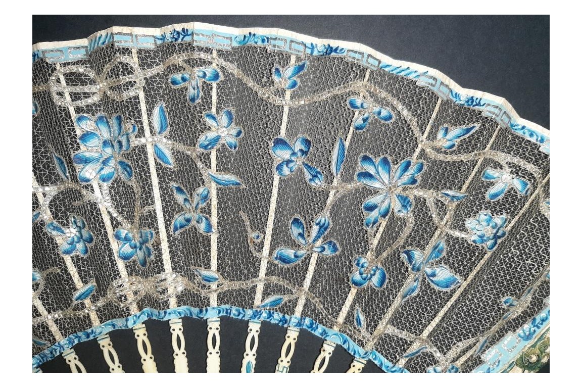 Fleurs bleues, éventail en catgut vers 1760